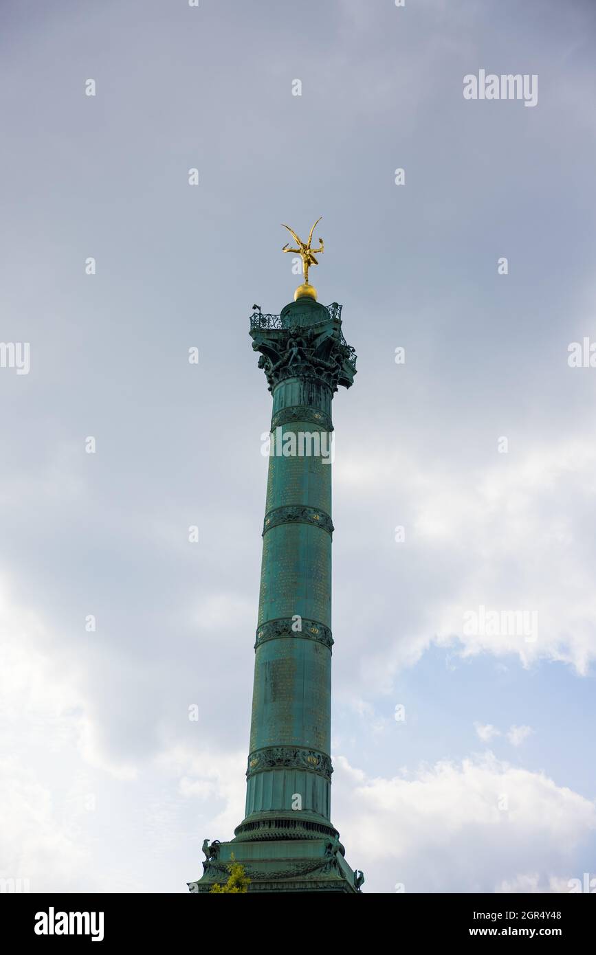 Low-Angle-Aufnahme der Julisäule in Paris, Frankreich bei nebligen Wetterbedingungen Stockfoto