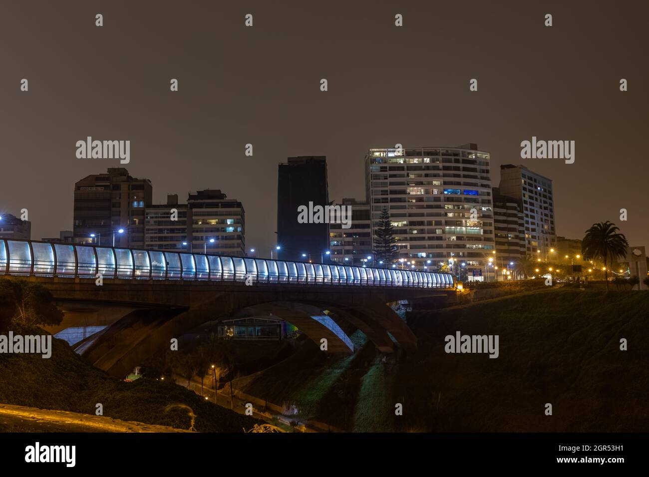 Nachtansicht der Villena Rey Brücke im Stadtteil Miraflores von Lima, Peru Stockfoto