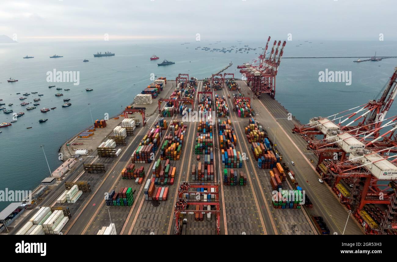 Luftdrohnenansicht über dem South Pier des Distrikts Callao in Lima, Peru Stockfoto