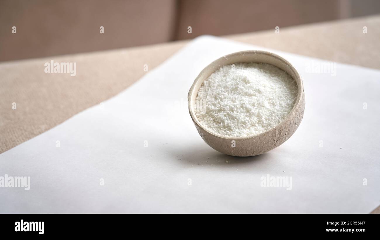 Geriebene und ganze junge Kokosnuss Stockfoto