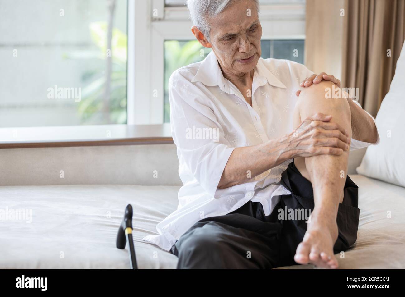 Arthrose Knie Symptome Frau Alter www.alamy.de