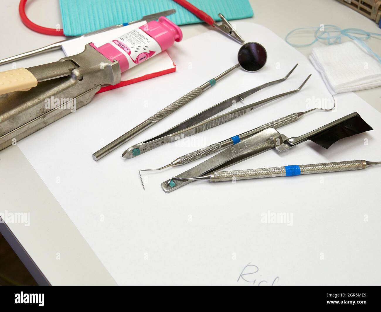 Zahnärztliche Werkzeuge auf einem Tablett im Untersuchungsraum eines Zahnarztpraxen. Stockfoto