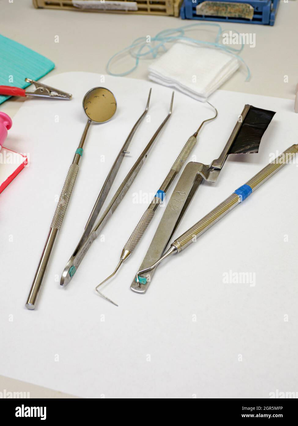 Zahnärztliche Werkzeuge auf einem Tablett im Untersuchungsraum eines Zahnarztpraxen. Stockfoto