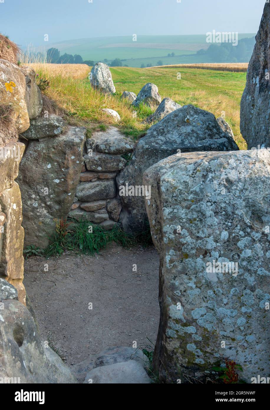 Alte neolithische Grabkammern und historisches Wahrzeichen aus 3650 Jahren v. Chr., im Südwesten Englands in der Nähe der Stadt Avebury. Stockfoto