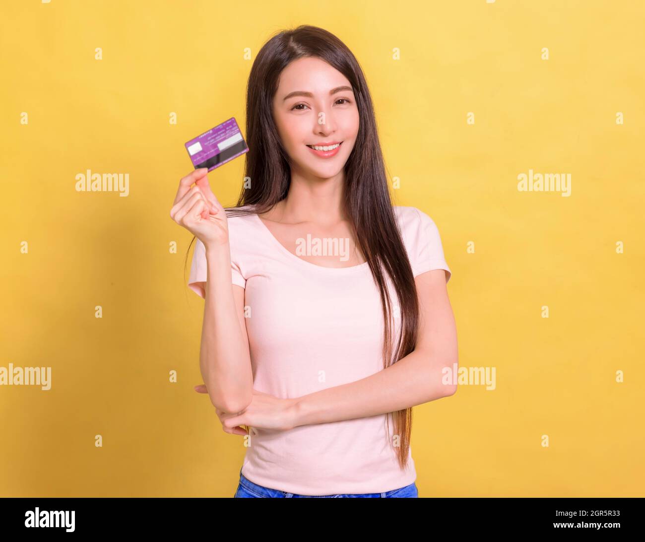 Junge schöne asiatische Frau zeigt Kreditkarte für die Zahlung oder Online-Zahlung Stockfoto