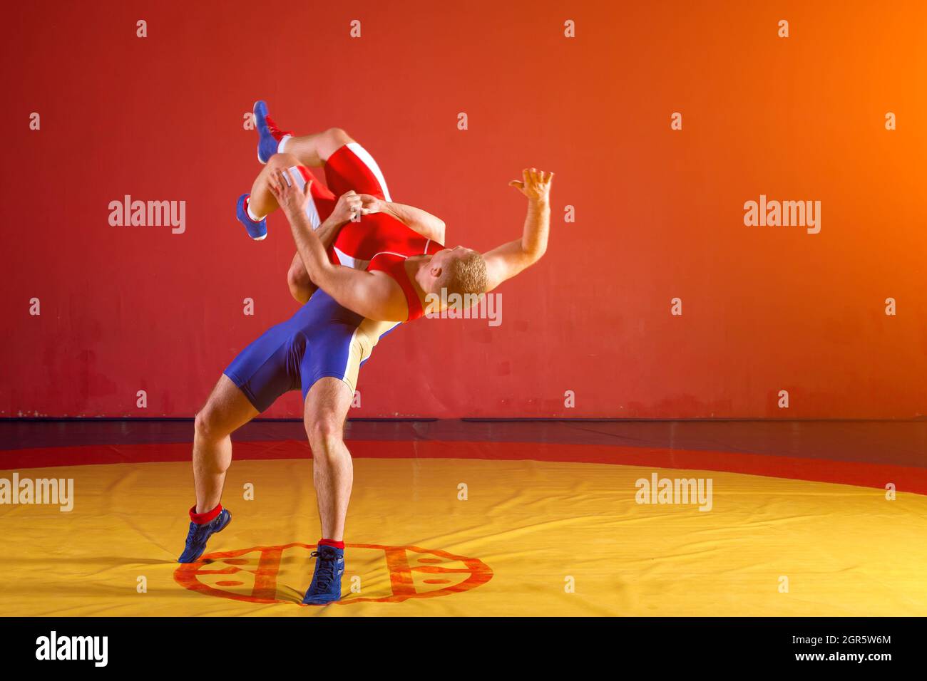 Zwei starke Wrestler in der blauen und roten Wrestling Tights sind