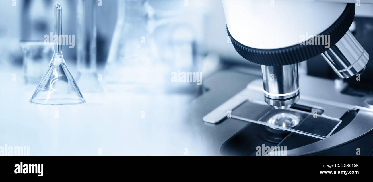 Verbundmikroskop in medizinischen wissenschaftlichen Labor weiß blau Banner Hintergrund Stockfoto