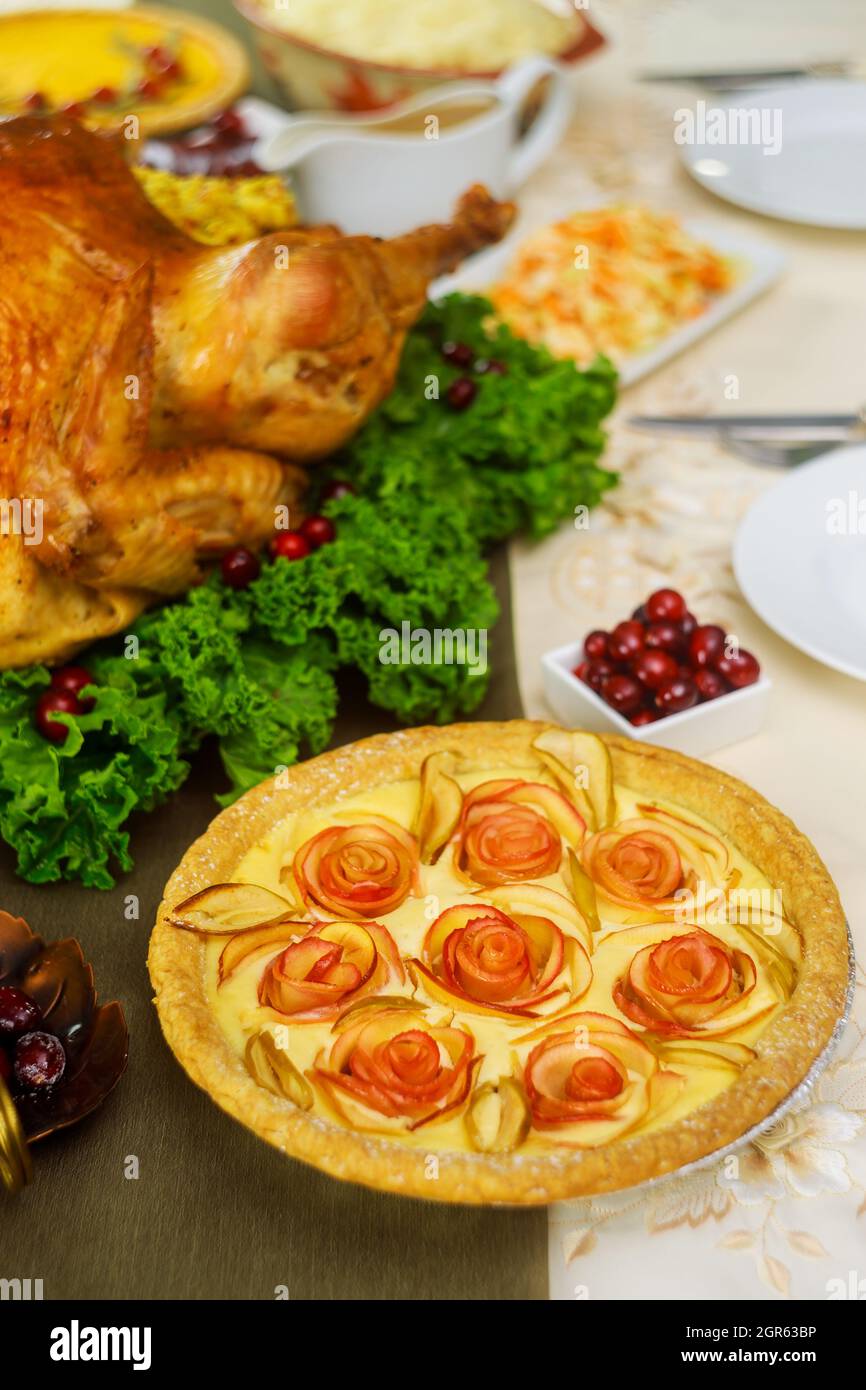 Apfelkuchen auf festlichem Tisch mit truthahn zum Thanksgiving-Tag. Stockfoto