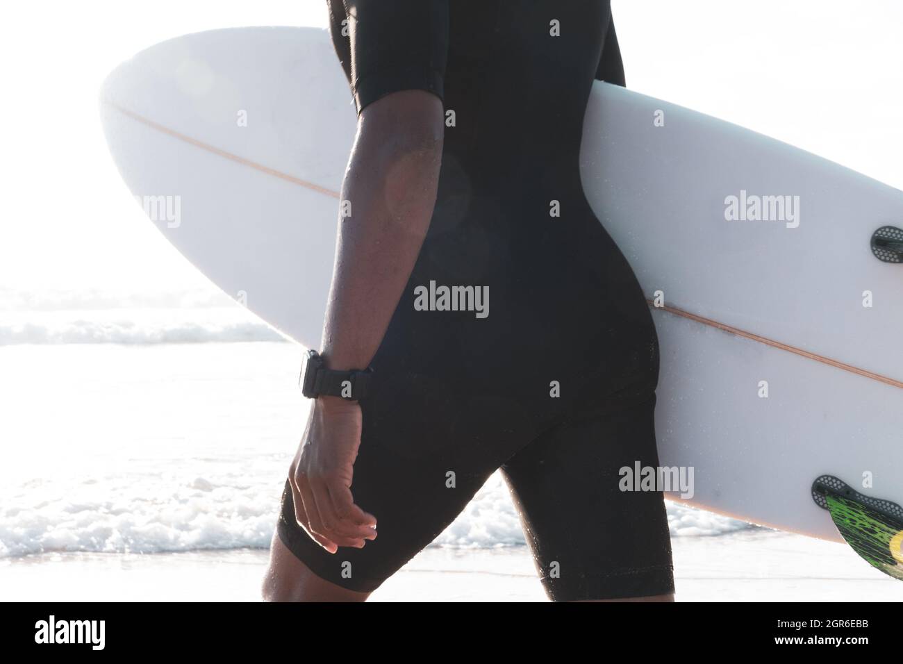Nicht erkennbarer Surfer hält Surfbrett zu Fuß zu den Wellen Stockfoto