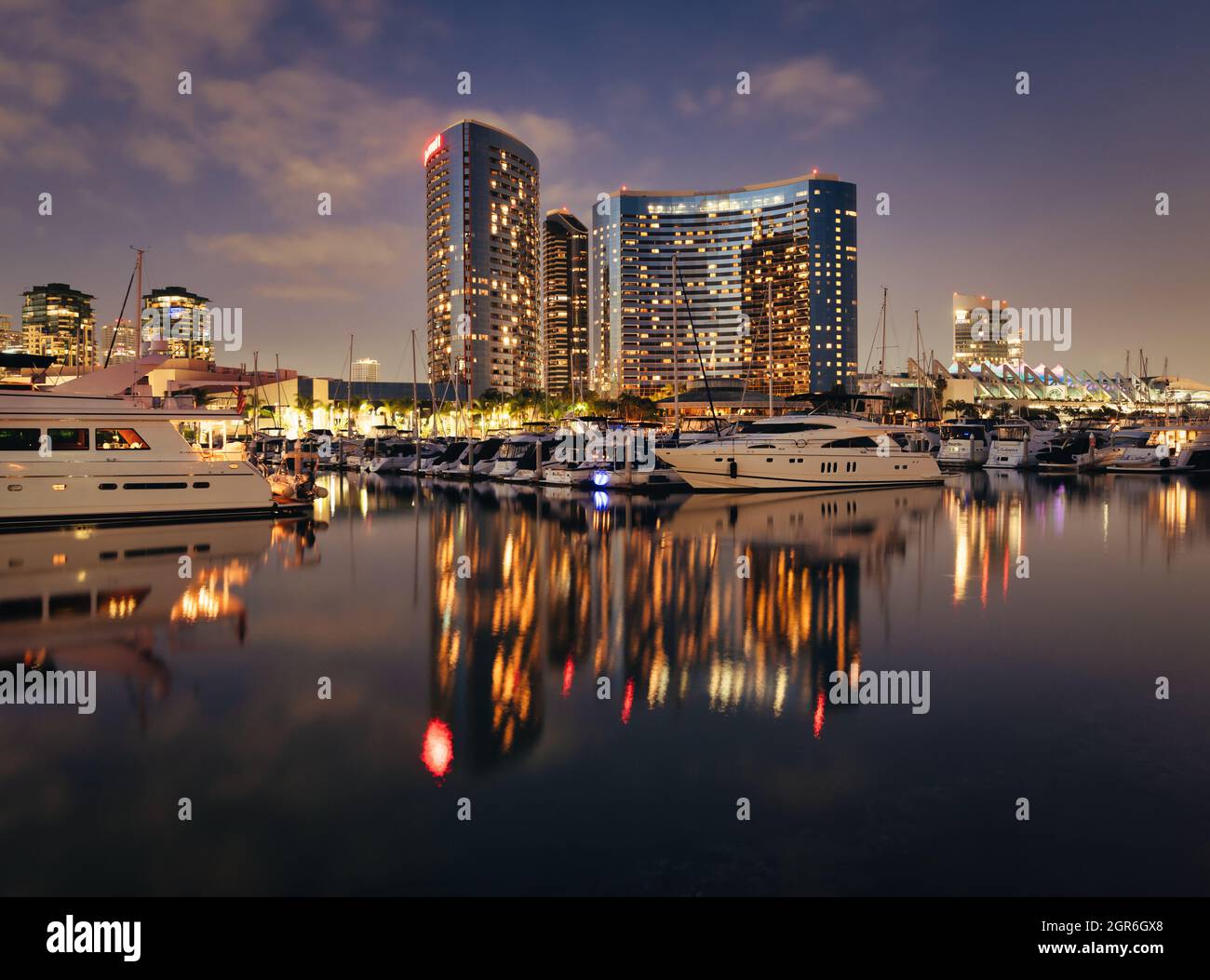 Blick über den Yachthafen von San Diego, während die Lichter und Boote des Marriott Marquis Hotels im Wasser spiegeln Stockfoto