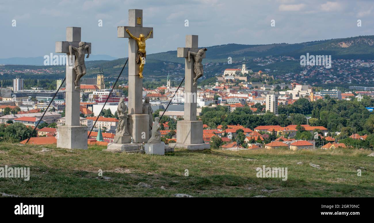 Kalvarienberg in Nitra mit Schloss und Kirchen im Hintergrund. Stockfoto