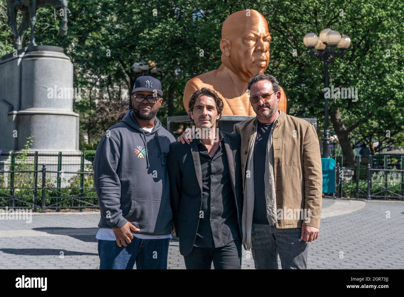 New York, NY - 30. September 2021: Terrence Floyd, Künstler Chris Carnabuci, konfrontieren Art-Mitbegründer Andrew Cohen bei der Eröffnung der Ausstellung SEEINJUSTICE auf dem Union Square Stockfoto