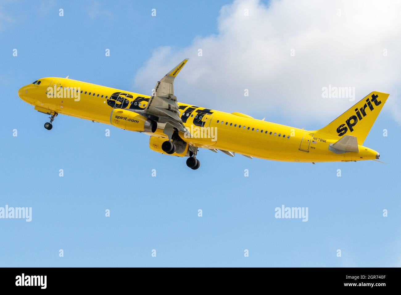 Dania Beach, FL, USA - 06-12-2021: Ein Spirit Airlines Airbus A321, der vom Fort Lauderdale-Hollywood International Airport abfliegt. Stockfoto