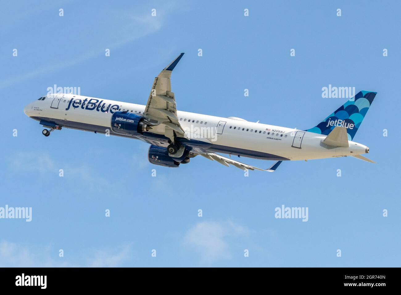 Dania Beach, FL, USA - 06-12-2021: Ein JetBlue Airbus A321, der an einem klaren Tag vom Fort Lauderdale-Hollywood International Airport abfliegt. Stockfoto