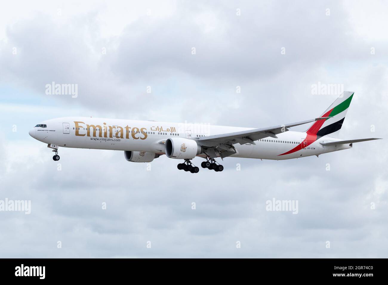 Miami, FL-USA-5. Juni 2021: Eine Boeing 777-31HER von Emirates über den endgültigen Landeanflug auf dem Miami International Airport. Stockfoto
