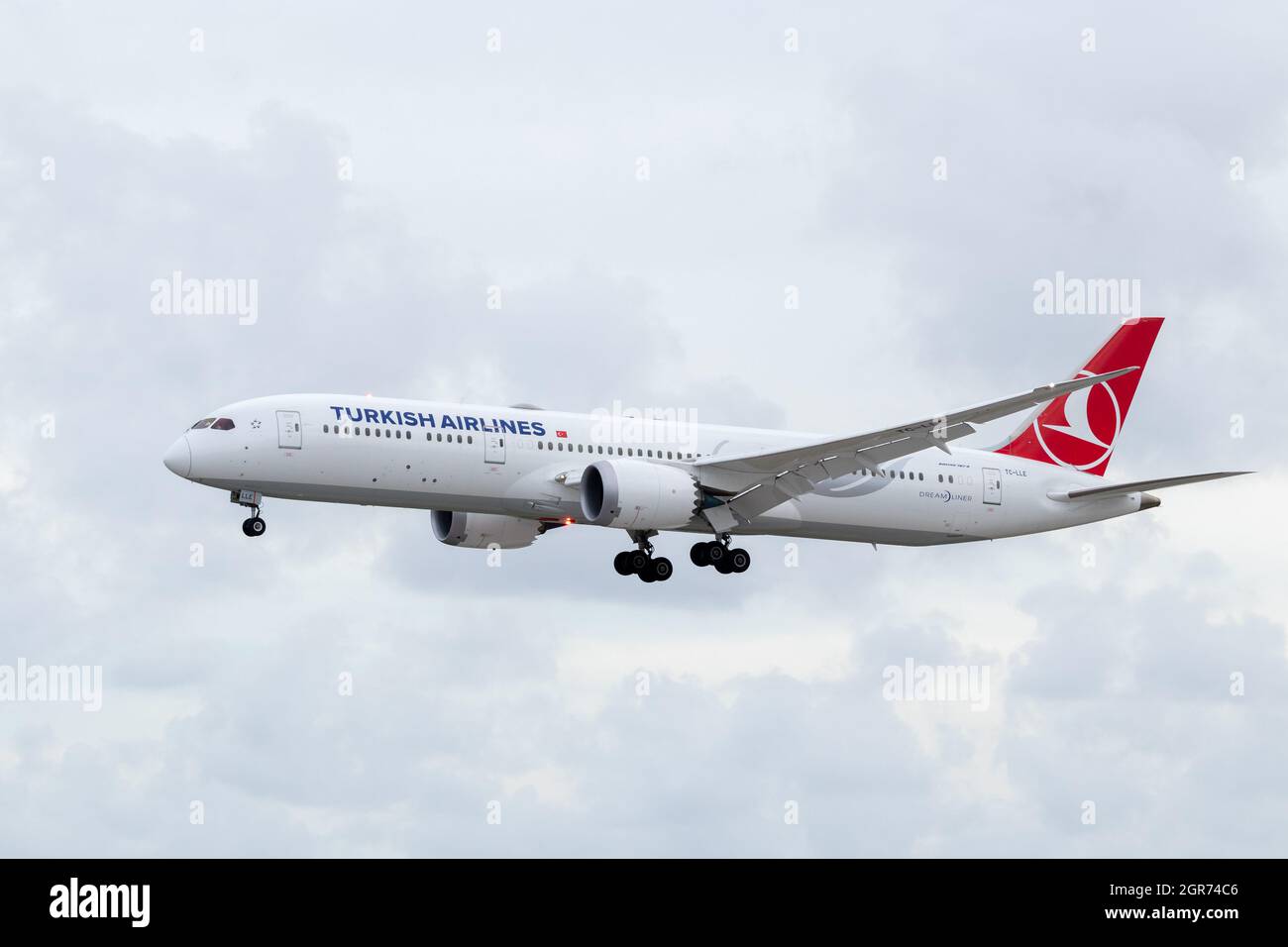 Miami, FL-USA-5. Juni 2021: Ein Boeing 787-9 Dreamliner von Turkish Airlines ist auf dem Weg zum Landeanflug am Miami International Airport. Stockfoto