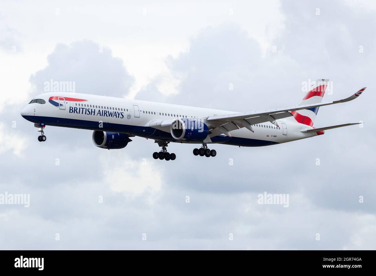 Miami, FL-USA-5. Juni 2021: Ein Airbus A350 von British Airways wird am Flughafen Miami landen. Stockfoto