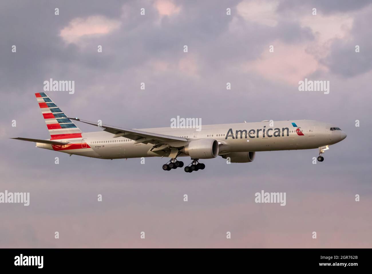 Miami, FL-USA-23. November 2019: Eine Boeing 777-323ER von American Airlines kommt am Miami International Airport an. AA bietet täglich 777-Flüge an. Stockfoto