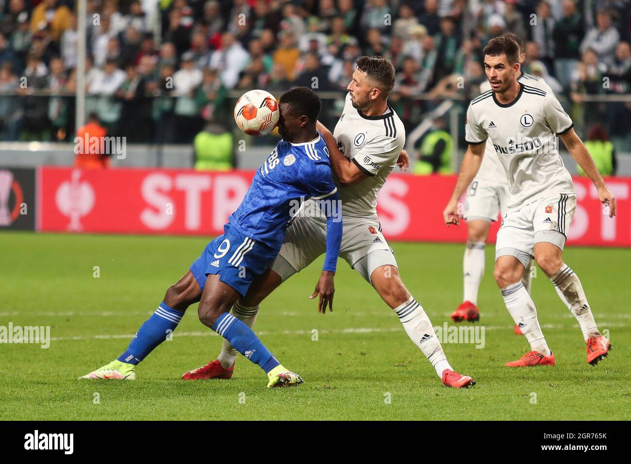 Warschau, Polen. September 2021. Mateusz Wieteska (2. R) von Legia spielt gegen Patson Daka von Leicester während des Europa League Group C Fußballspiels zwischen Legia Warsaw und Leicester City in Warschau, Polen, am 30. September 2021. Quelle: Adam Starszynski/Xinhua/Alamy Live News Stockfoto