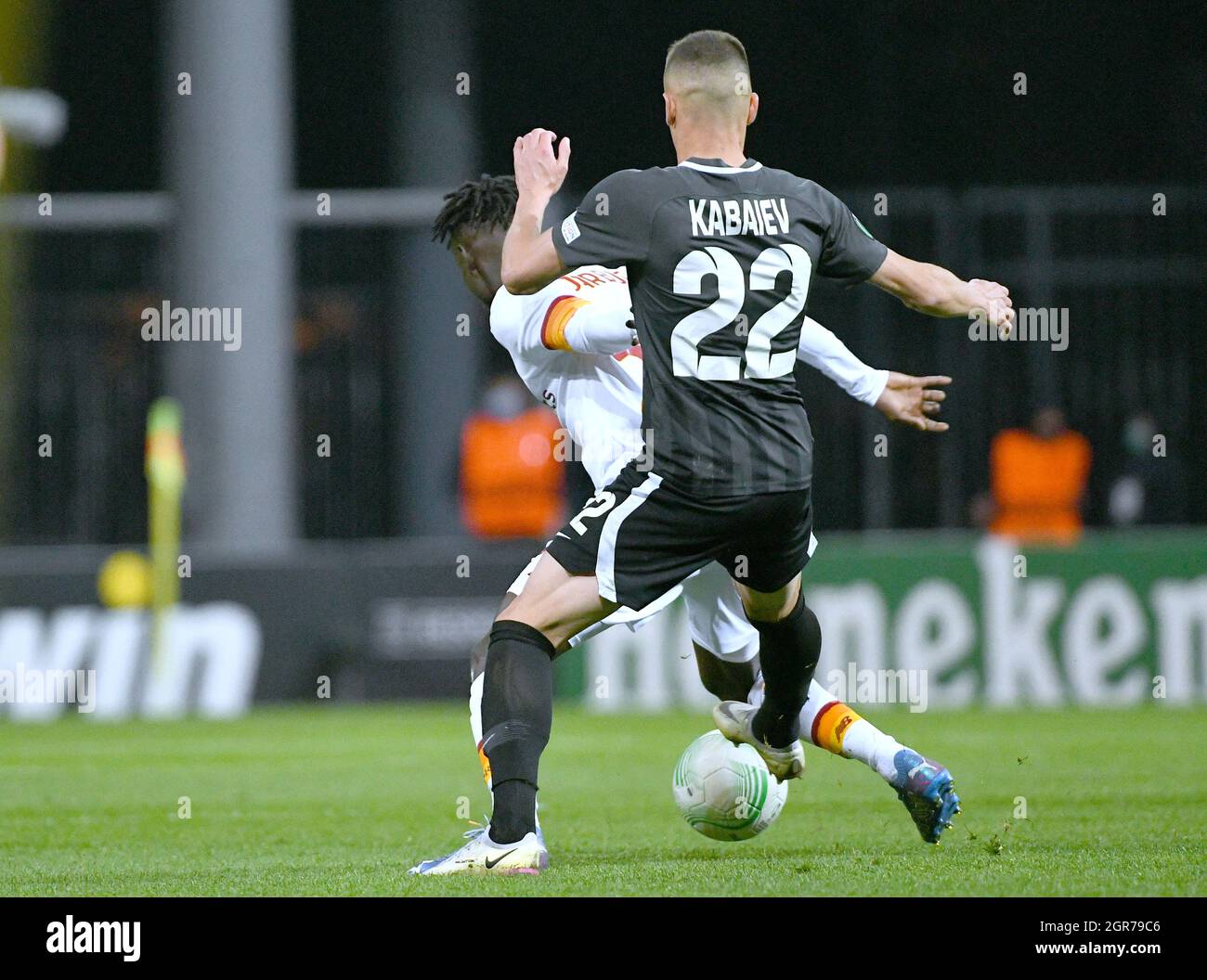 ZAPORIZHZHIA, UKRAINE - 30. SEPTEMBER 2021 - die Spieler werden während der UEFA Conference League Runde des 16 Gruppenbühnespiels zwischen AS Roma und FC Zorya Luhansk in Aktion gesehen, das mit der Niederlage der Gastgeber 0:3, Zaporizhzhia, Südost-Ukraine endete Stockfoto