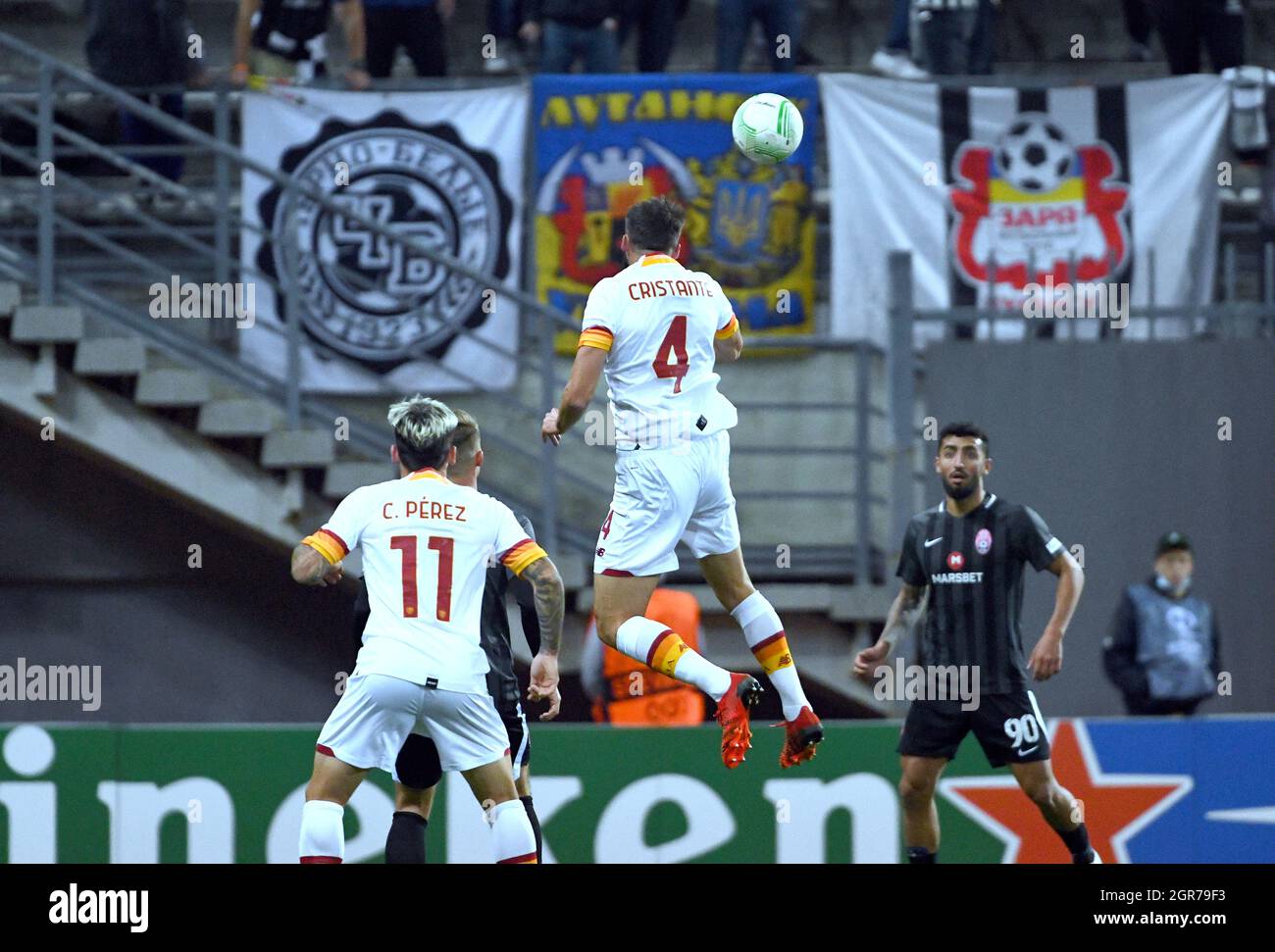 ZAPORIZHZHIA, UKRAINE - 30. SEPTEMBER 2021 - die Spieler werden während der UEFA Conference League Runde des 16 Gruppenbühnespiels zwischen AS Roma und FC Zorya Luhansk in Aktion gesehen, das mit der Niederlage der Gastgeber 0:3, Zaporizhzhia, Südost-Ukraine endete Stockfoto