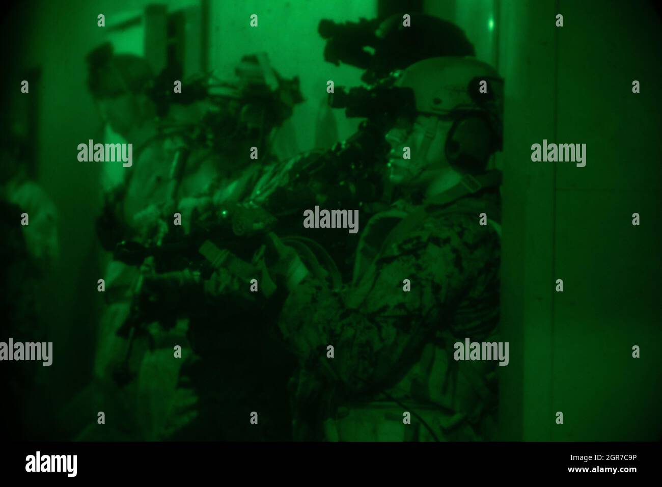 U.S. Marine Corps CPL. Ezra Harrison mit Echo Company, 2. Bataillon, 6. Marine-Regiment, II. Marine Expeditionary Force erwartet Anweisungen vor der Räumung während eines Razzia zur Unterstützung von Realistic Urban Training (RUT) an Bord von Camp Davis, North Carolina, 28. September 2021. Das Training wird verwendet, um die Ausführung und Effektivität der offensiven Infanterietaktiken zu verbessern. Während DER RUT erhalten die Marines eine Reihe von Scheinbefehlen, die darauf ausgelegt sind, die Arten von Missionen zu replizieren, denen sie während ihres bevorstehenden Einsatzes wahrscheinlich gegenüberstehen werden. (USA Marine Corps Foto von Lance CPL. Henry Rodriguez) Stockfoto