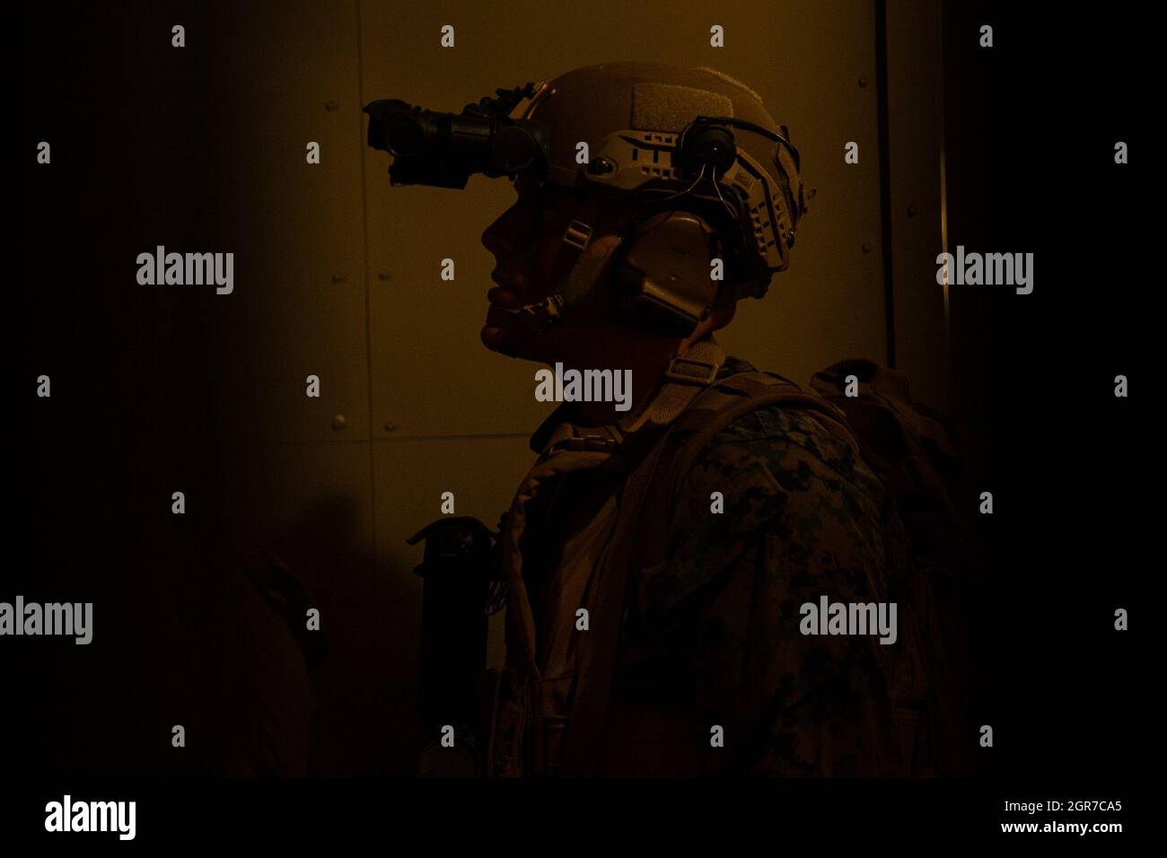 U.S. Marine Corps CPL. Ezra Harrison mit Echo Company, 2. Bataillon, 6. Marine-Regiment, II. Marine Expeditionary Force erwartet Anweisungen vor der Räumung während eines Razzia zur Unterstützung von Realistic Urban Training (RUT) an Bord von Camp Davis, North Carolina, 28. September 2021. Das Training wird verwendet, um die Ausführung und Effektivität der offensiven Infanterietaktiken zu verbessern. Während DER RUT erhalten die Marines eine Reihe von Scheinbefehlen, die darauf ausgelegt sind, die Arten von Missionen zu replizieren, denen sie während ihres bevorstehenden Einsatzes wahrscheinlich gegenüberstehen werden. (USA Marine Corps Foto von Lance CPL. Henry Rodriguez) Stockfoto