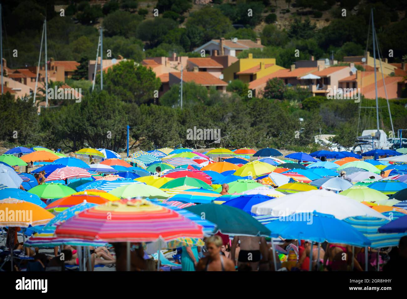 Farbige Sonnenschirm am Strand während der Ferien Stockfoto