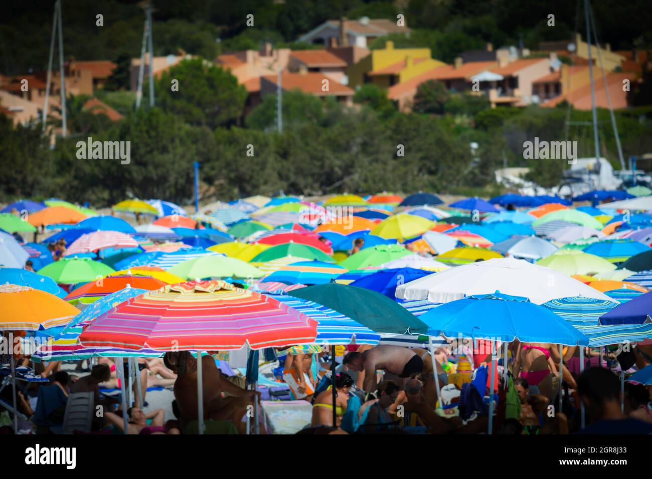 Farbige Sonnenschirm am Strand während der Ferien Stockfoto