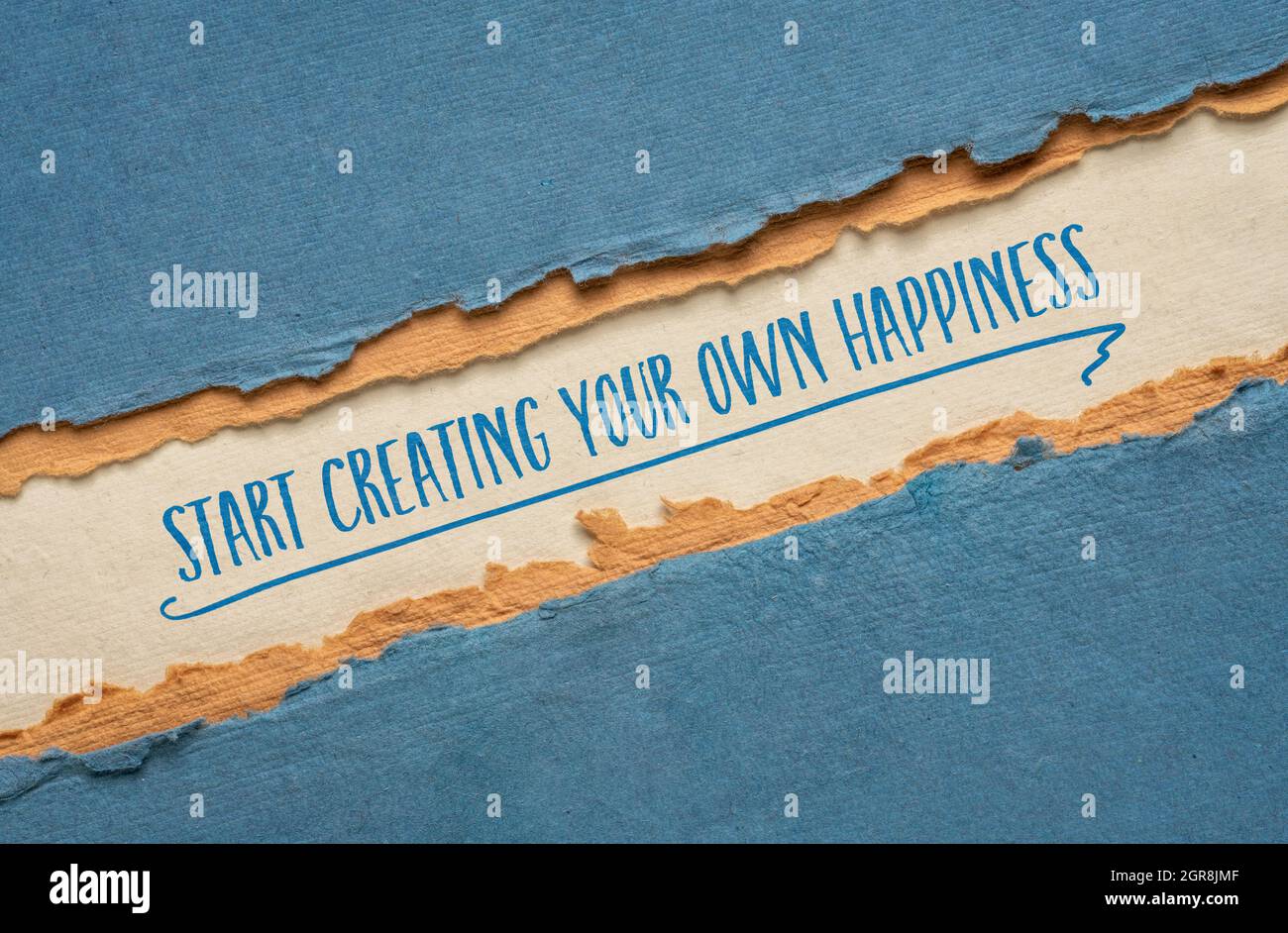 Erstellen Sie Ihr eigenes Glück, inspirierende Handschrift auf einem handgefertigten Papier, Lifestyle und persönliches Entwicklungskonzept Stockfoto