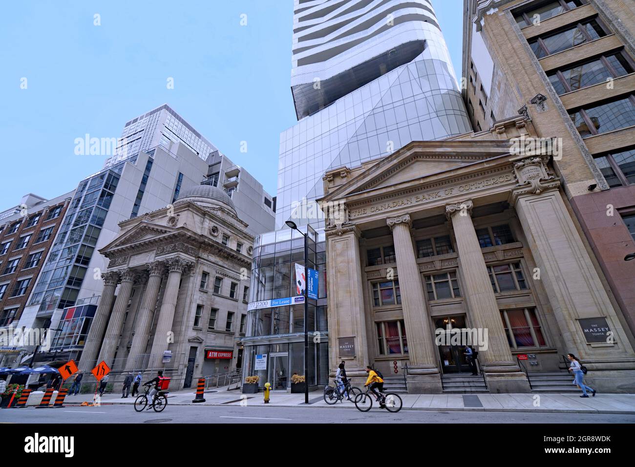 Toronto, Kanada - 26. September 2021: Um die denkmalgeschützte Architektur zu erhalten, verfügt dieses moderne Apartmentgebäude über ein altes Bankgebäude, das es als ein Stockfoto