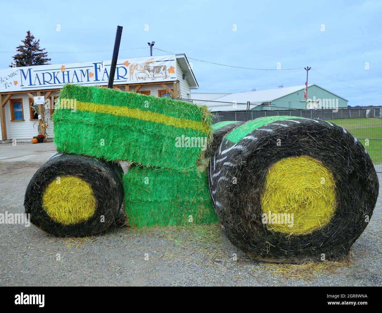 Ontario, Kanada - 30. September 2021: Ein amüsanter Traktor aus lackiertem Stroh auf einer Landmesse. Stockfoto
