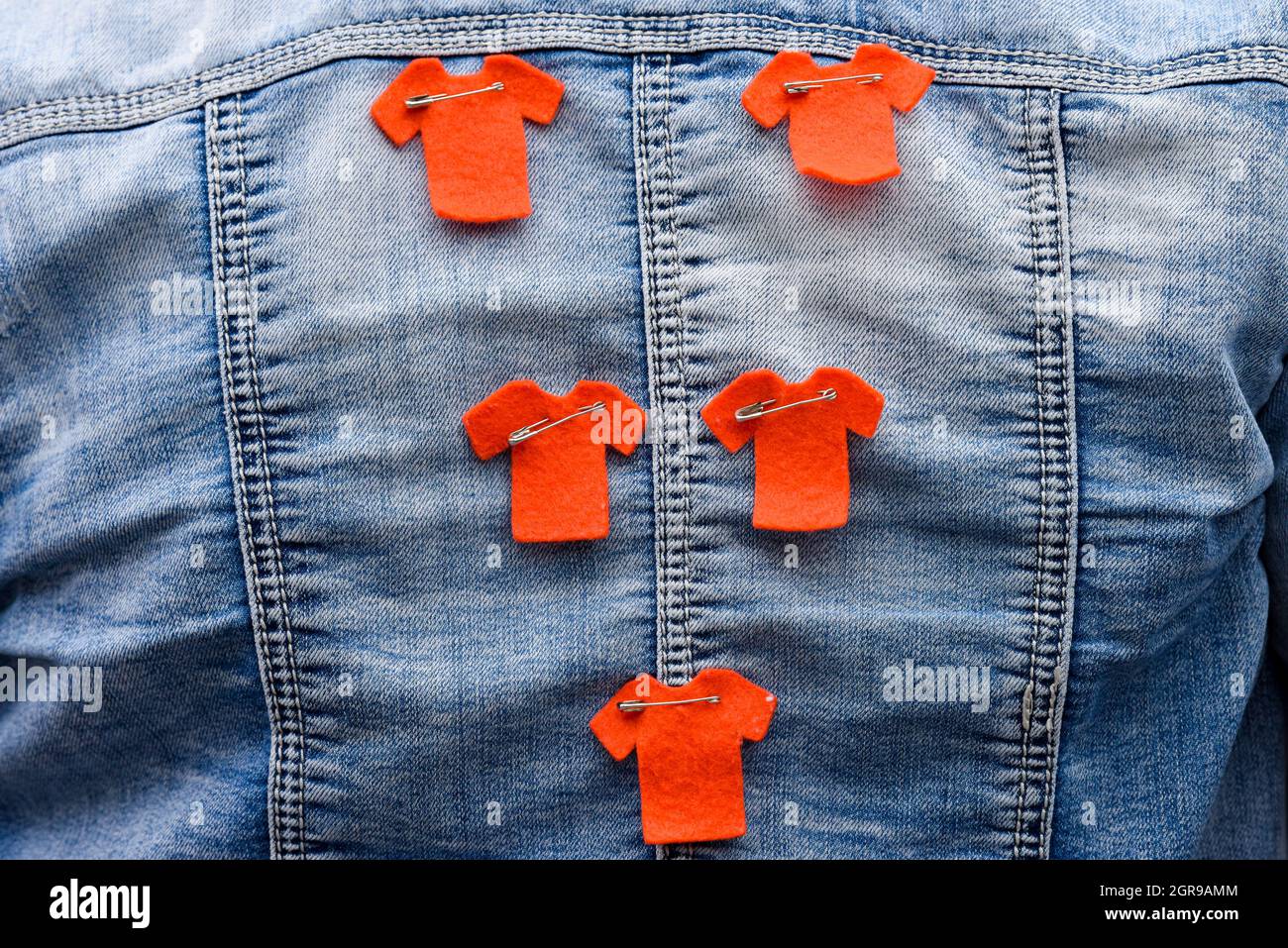 Orangefarbenes Hemd Day-Symbole. Dieser Tag beleuchtet das Leiden und den Tod indigener Kinder in kanadischen Wohnschulen Stockfoto