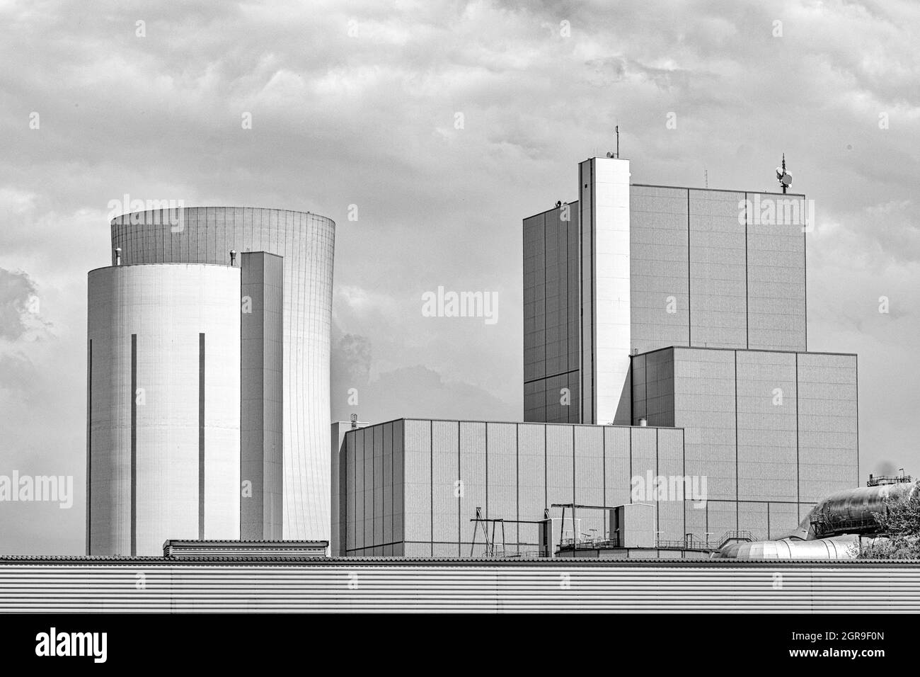 HERN, DEUTSCHLAND - 31. Aug 2021: Eine wunderschöne Schwarz-Weiß-Aufnahme des Kohlekraftwerks STEAG in Herne, Deutschland Stockfoto