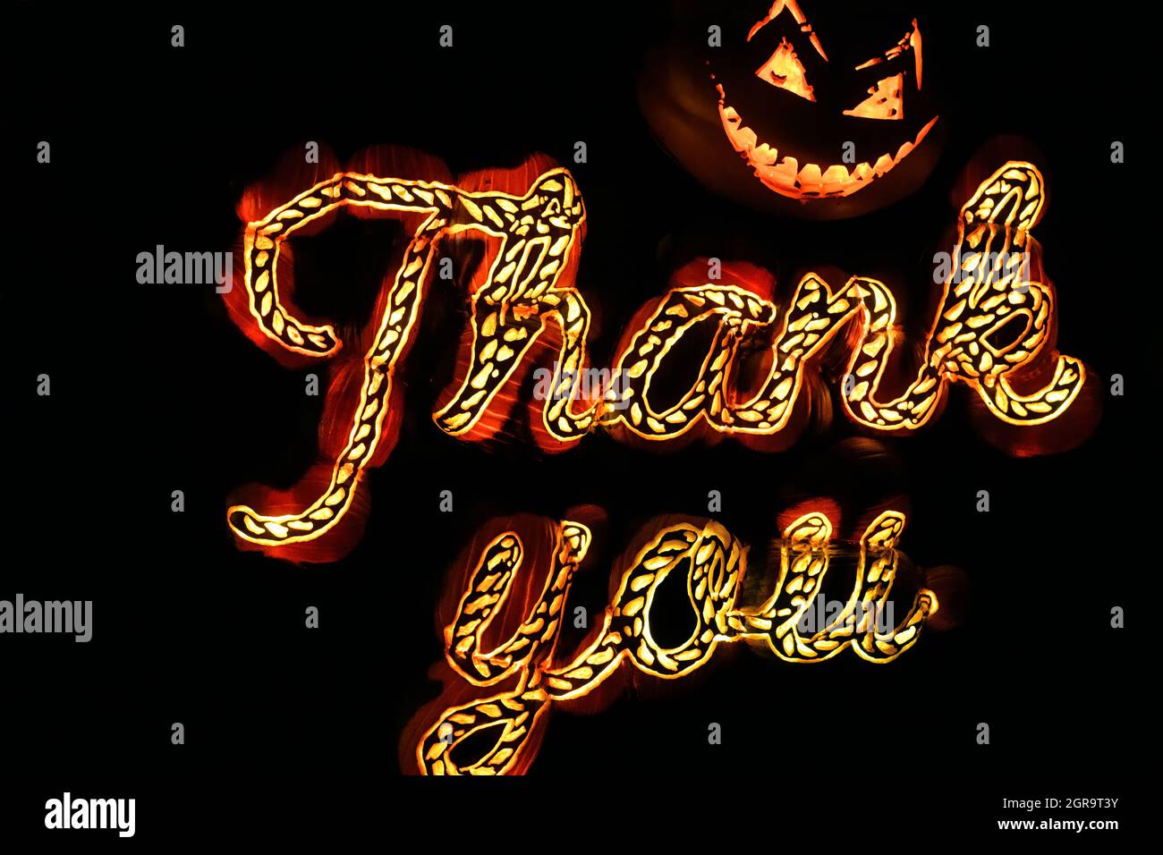 Beleuchtete Lichtskulptur eines Dankes-Halloween-Schildes, das für Halloween-Dekorationen oder -Displays verwendet wird. Calgary, Alberta, Kanada Stockfoto