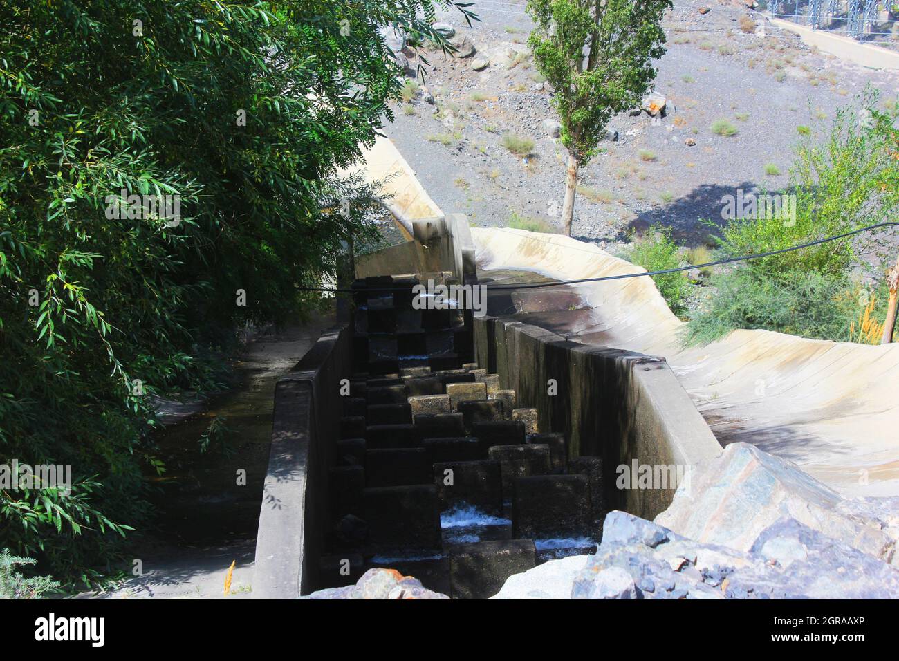 Teil des Wasserkraftwerks auf hohen Bergen in skardu Stockfoto