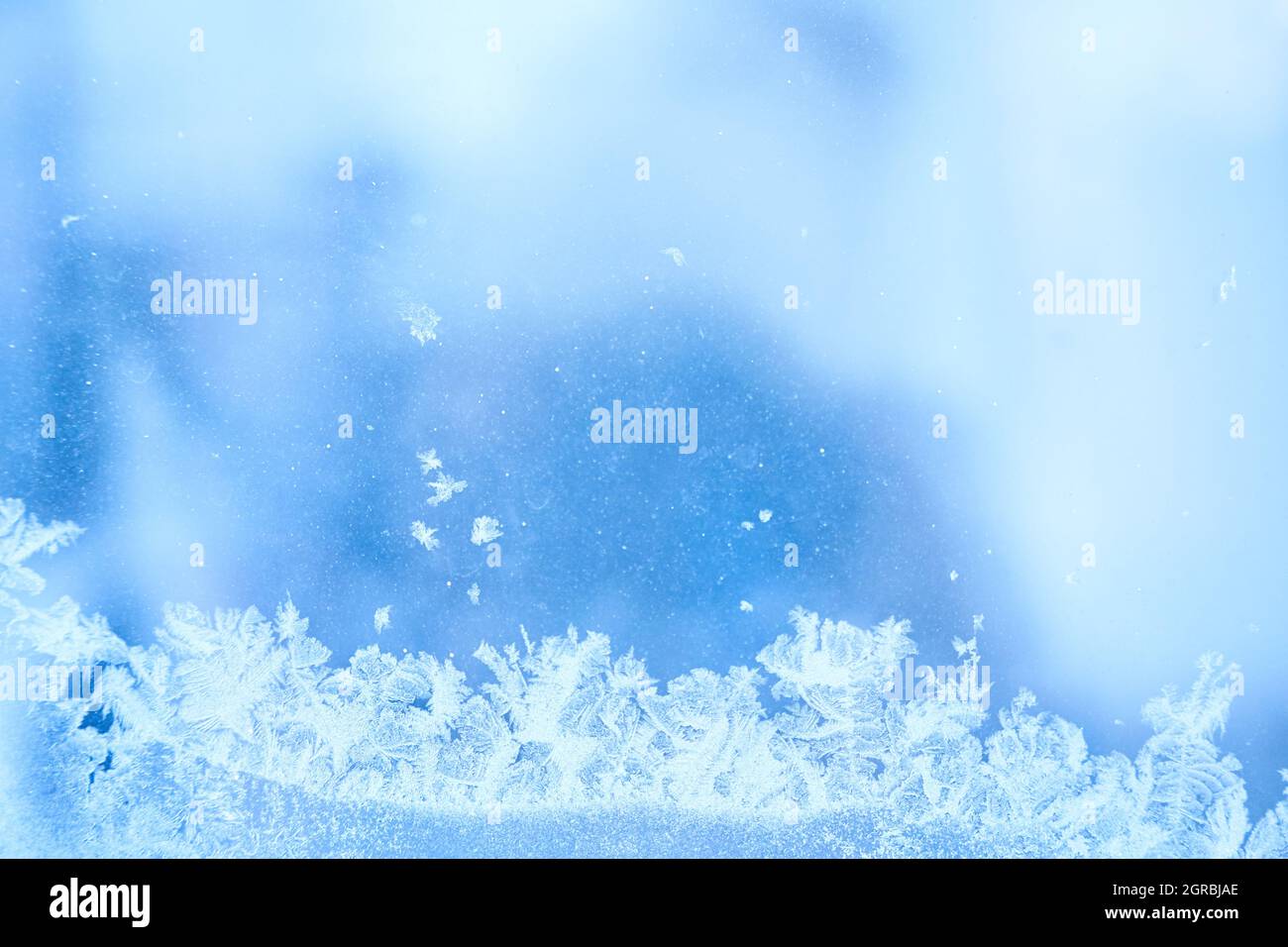 Wintereifrost, gefrorener Hintergrund. Die Textur von mattiertem Fensterglas. Cool kühlen Hintergrund von Schneeflocken. Winterwunderland-Szene. Hochwertige Fotos Stockfoto