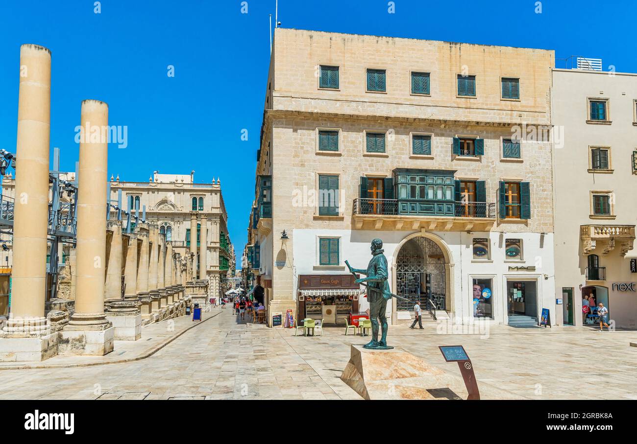 Denkmal des Großmeisters Jean de la Valette und Überreste des Königlichen Opernhauses - Valletta, Malta. Stockfoto