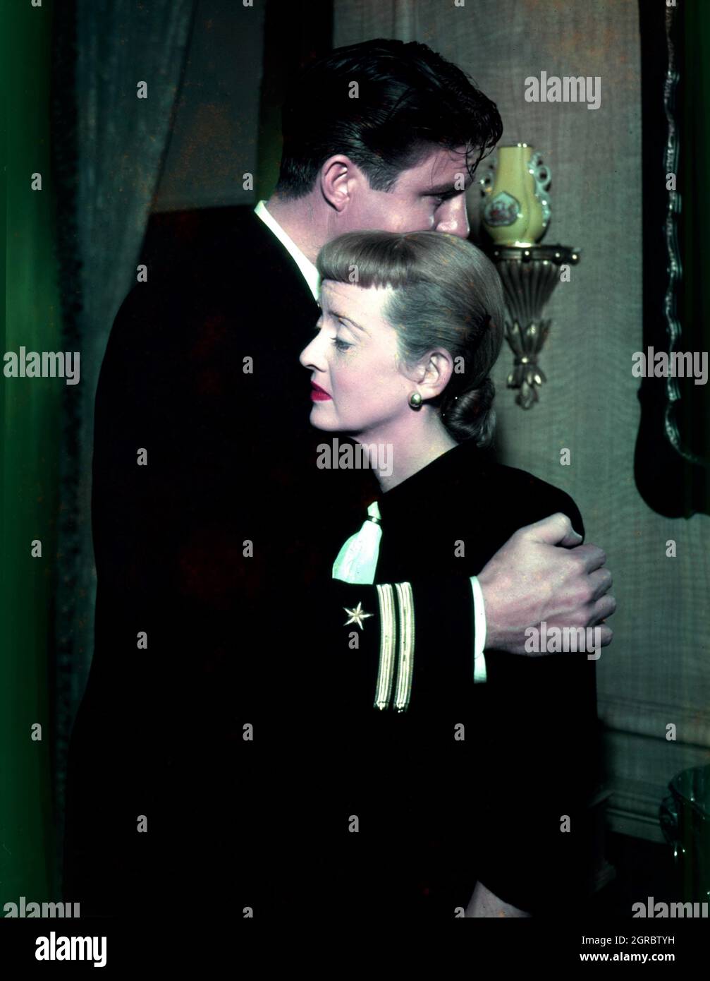 JAMES / JIM DAVIS und BETTE DAVIS Color Portrait Embracing in WINTER MEETING 1948 Regisseur BRETAIGNE gewinnt Roman Ethel Vance Musik Max Steiner Produzent Henry Blanke Warner Bros. Stockfoto