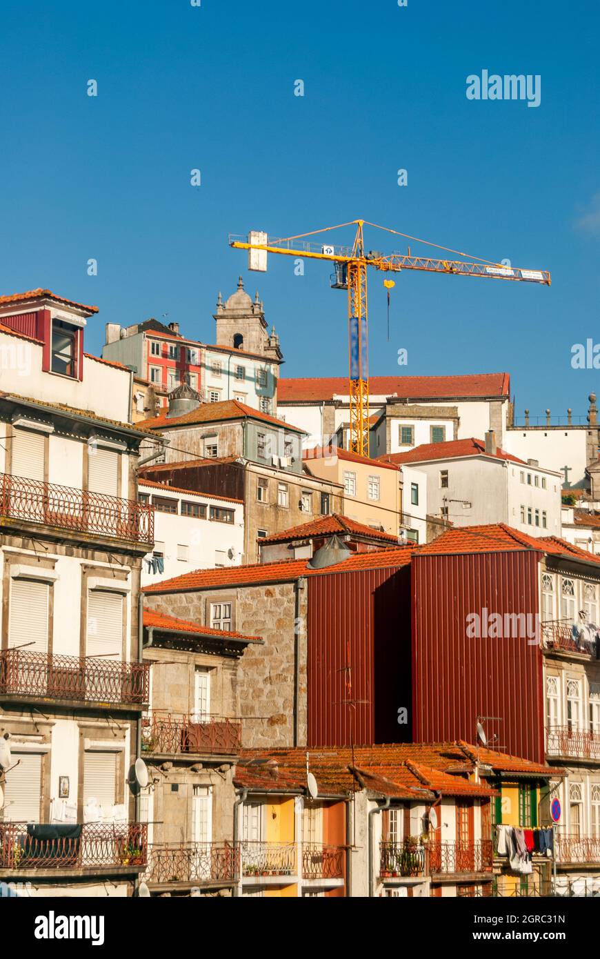 Typische Ansicht von Porto Stadt mit engen alten Straßen und bunten Häusern in der Nähe nebeneinander gehen den Hügel hinauf und heben Kran historischen Stadt Stockfoto