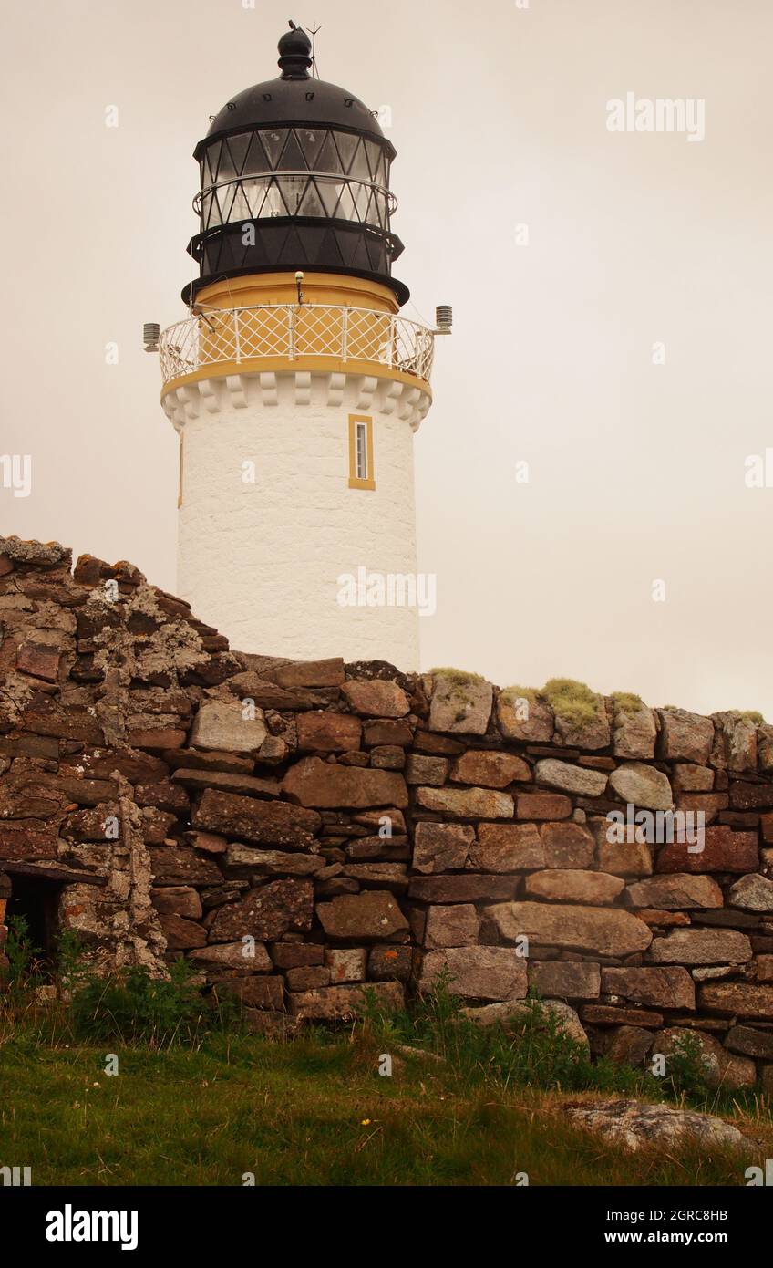 Ein Blick auf den Leuchtturm von Cape Wrath, der von Robert Stevenson entworfen und 1828 von Alexander Gibb in Sutherland, Schottland, erbaut wurde Stockfoto