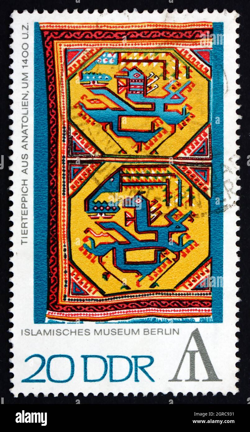 DDR - UM 1972: Eine in der DDR gedruckte Briefmarke zeigt Tapisserie mit Tiermotiv, Anatolien, um 1400 n.Chr., um 1972 Stockfoto