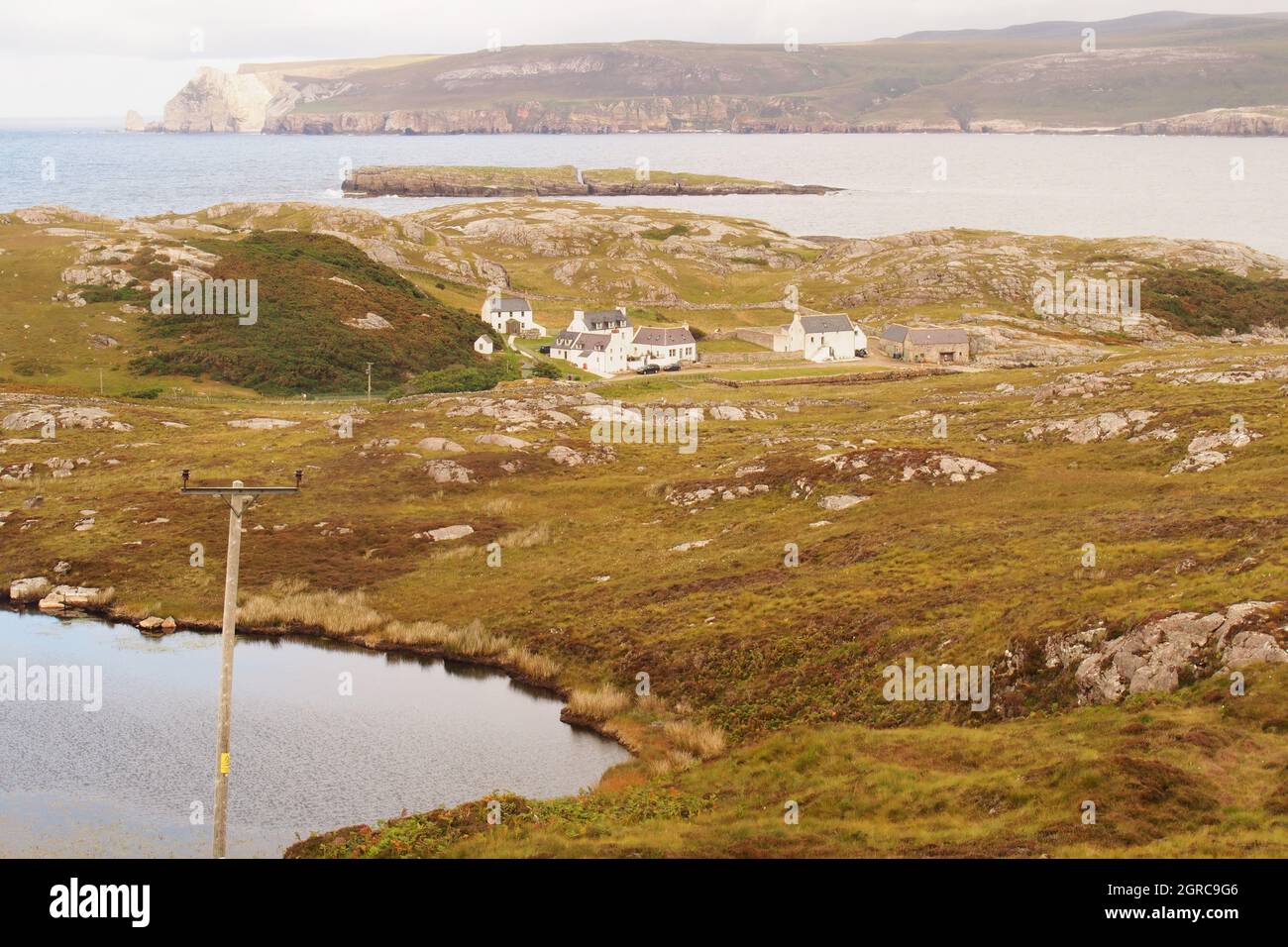 Ein Blick auf einen künstlichen See in Rispond, Durness, Sutherland, Schottland mit Rispond, Whiten Head, Und das Meer im Hintergrund Stockfoto