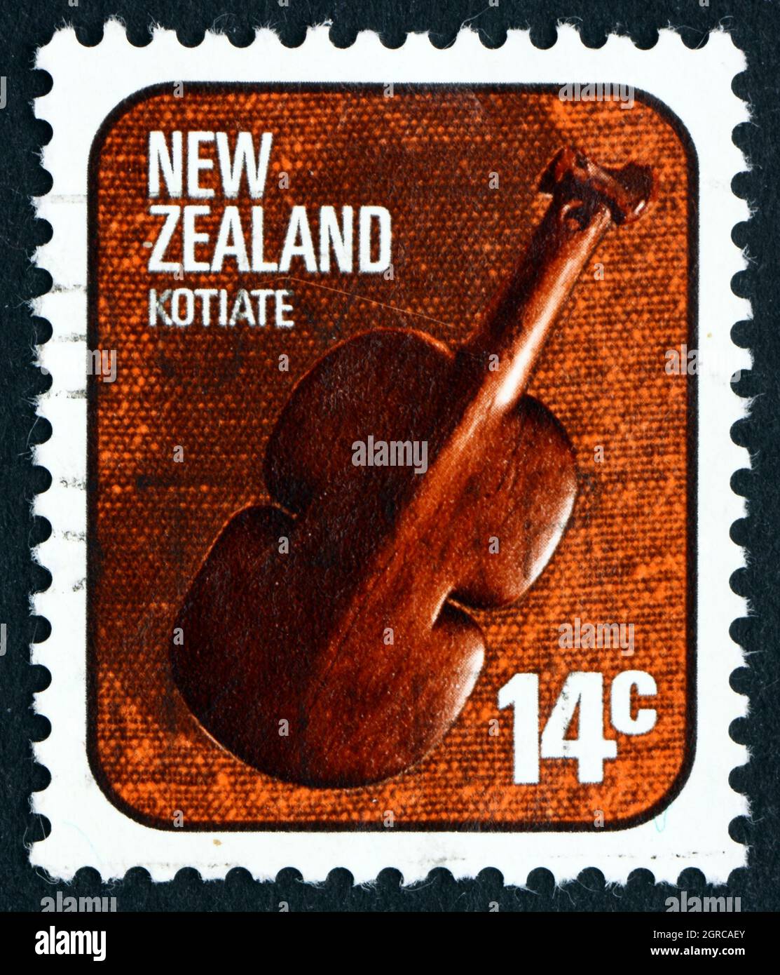 NEUSEELAND - UM 1976: Eine in Neuseeland gedruckte Marke zeigt Kotiate, violinförmige Handwaffe, um 1976 Stockfoto