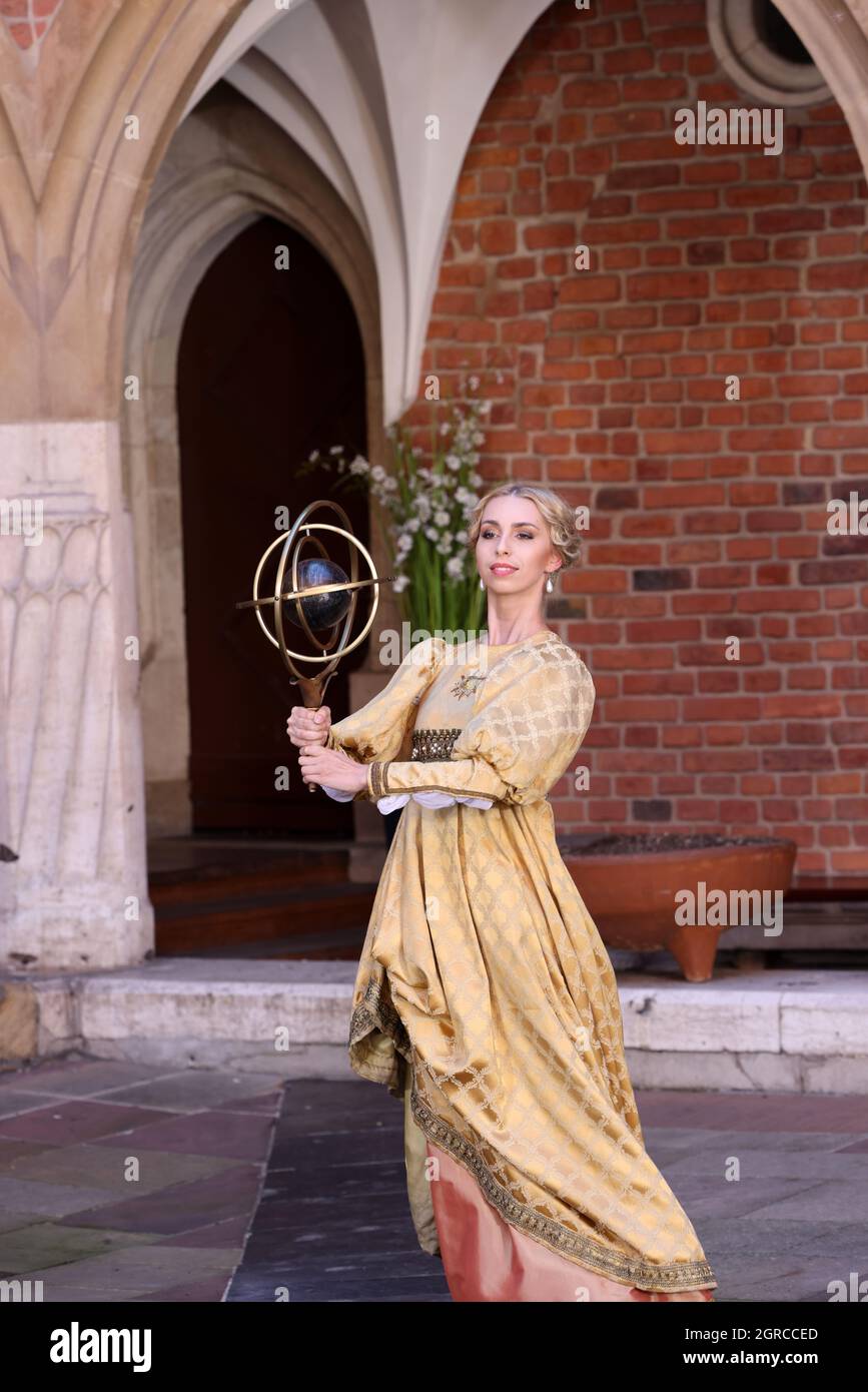 Krakau, Polen - 29. Juli 2021: Aufführung - Harmonia Mundi mit dem Cracovia Danza Ballet im Innenhof des Collegium Maius des Jagiell Stockfoto