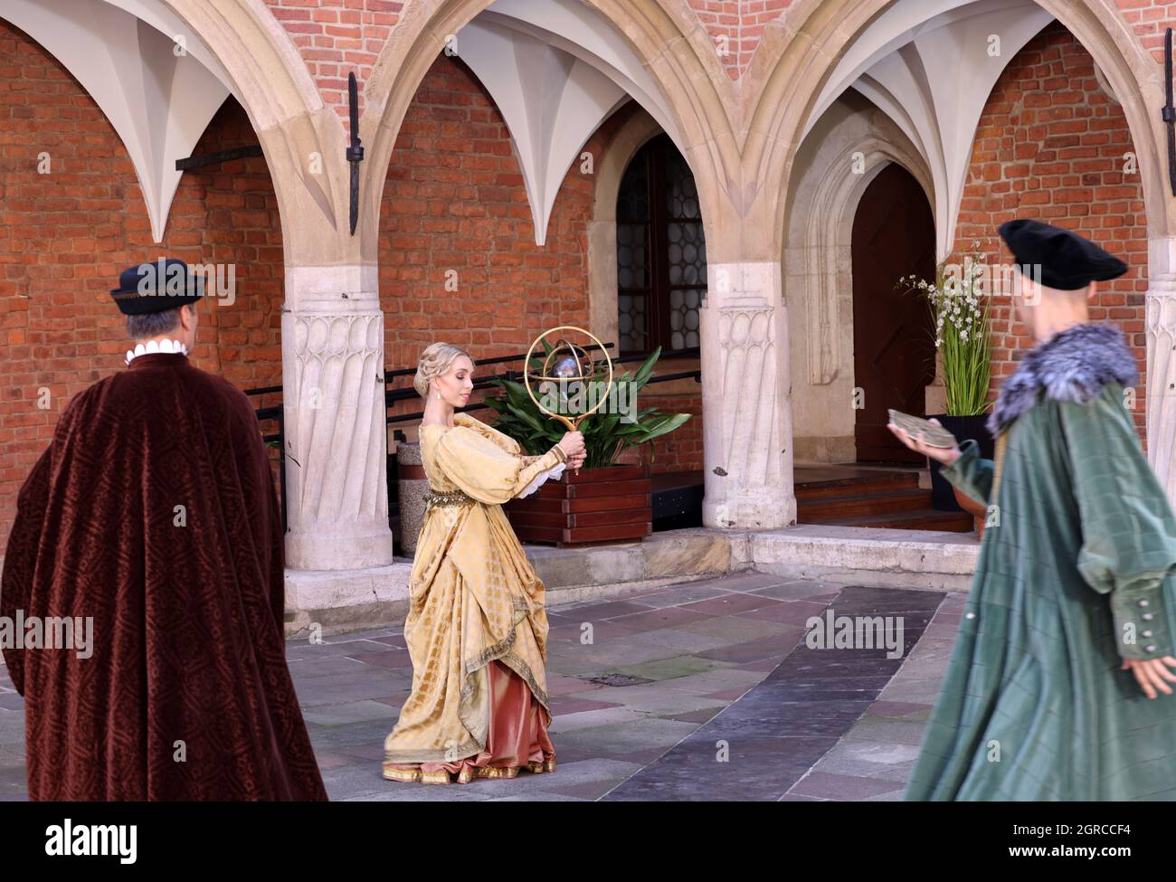 Krakau, Polen - 29. Juli 2021: Aufführung - Harmonia Mundi mit dem Cracovia Danza Ballet im Innenhof des Collegium Maius des Jagiell Stockfoto