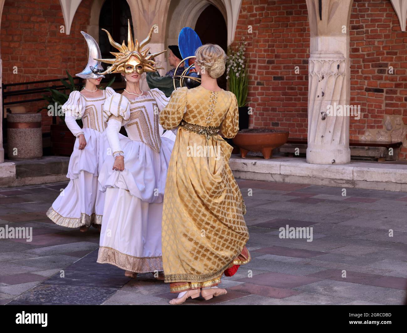 Krakau, Polen - 29. Juli 2021: Aufführung - Harmonia Mundi mit dem Cracovia Danza Ballet im Innenhof des Collegium Maius des Jagiell Stockfoto