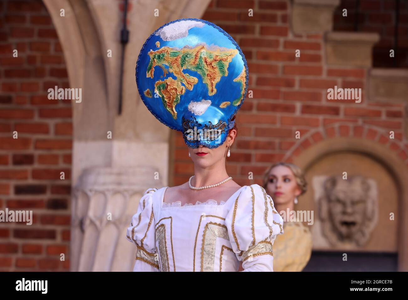 Krakau, Polen - 29. Juli 2021: Aufführung - Harmonia Mundi mit dem Cracovia Danza Ballet im Innenhof des Collegium Maius des Jagiell Stockfoto