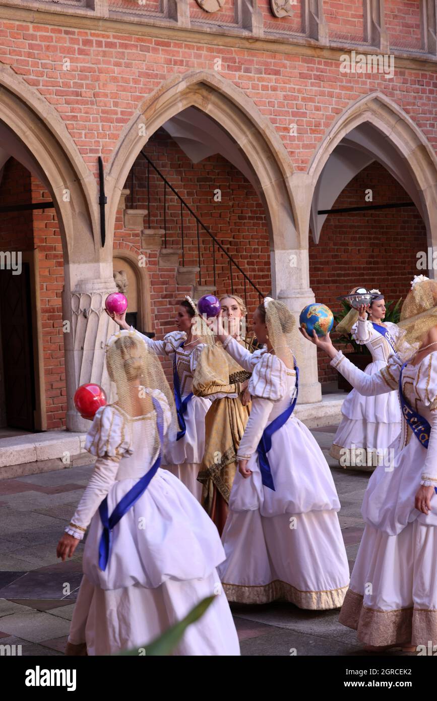 Krakau, Polen - 29. Juli 2021: Aufführung - Harmonia Mundi mit dem Cracovia Danza Ballet im Innenhof des Collegium Maius des Jagiell Stockfoto