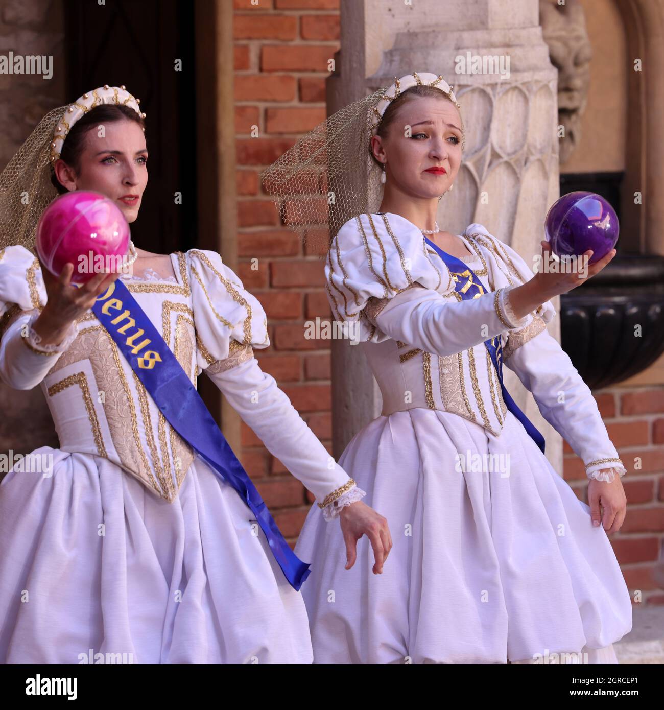 Krakau, Polen - 29. Juli 2021: Aufführung - Harmonia Mundi mit dem Cracovia Danza Ballet im Innenhof des Collegium Maius des Jagiell Stockfoto